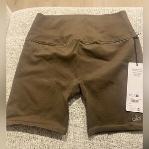 Alo 5” seamlesss ribbed favorite shorts